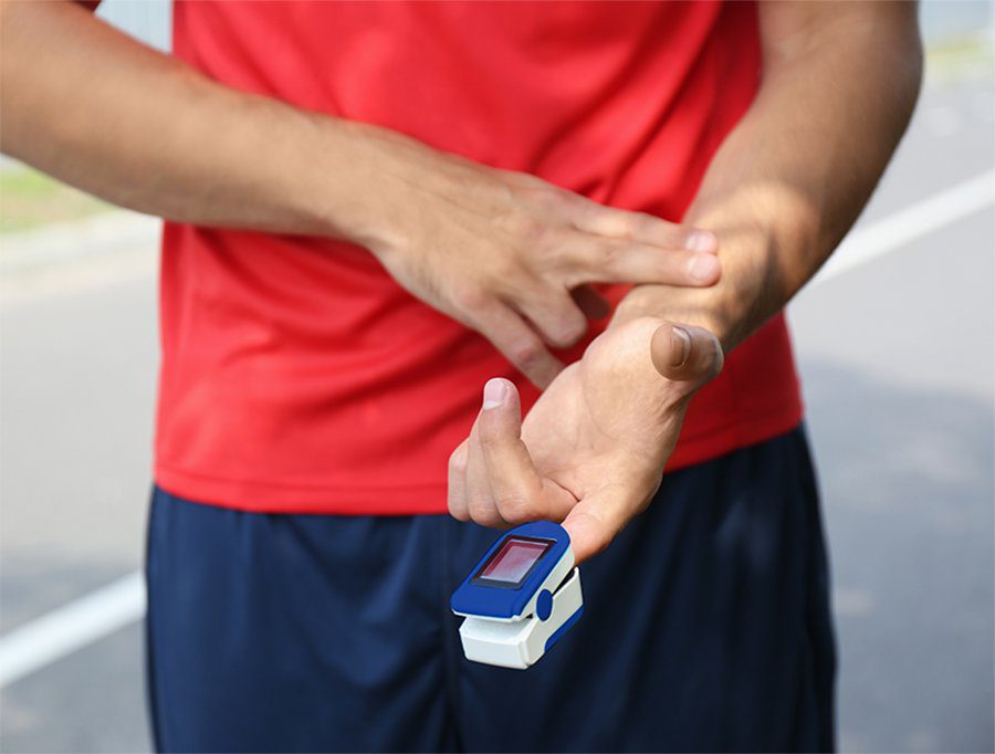 Athlete wearing Contec pulse oximeter on the finger
