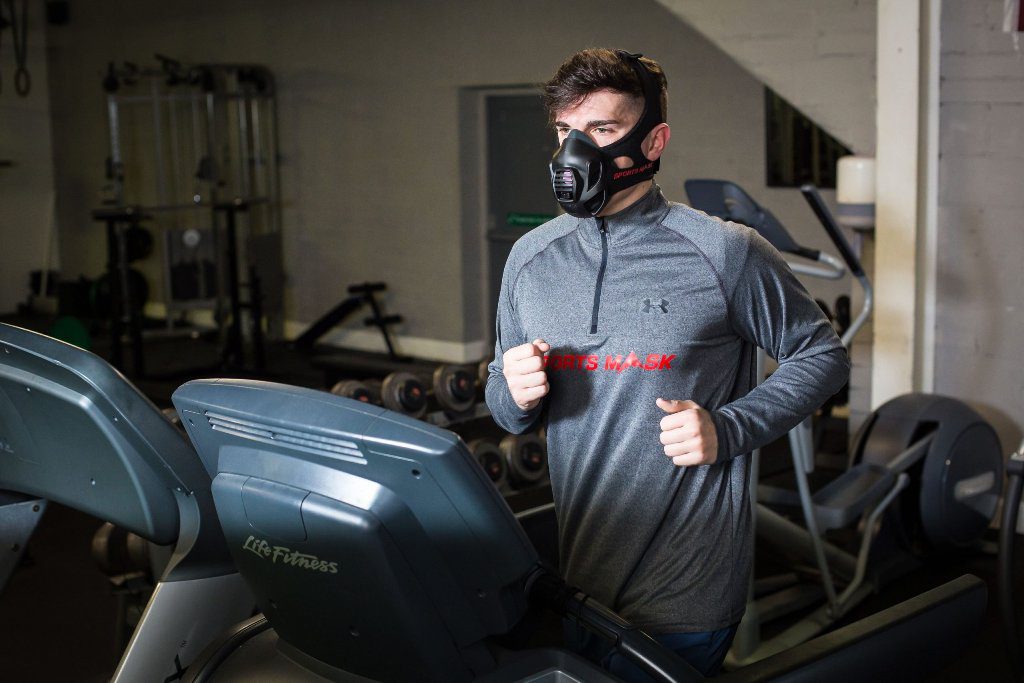 Athlete running on the treadmill with Sportsmask